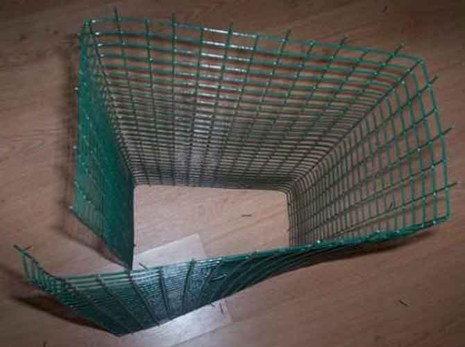 Сгибаем заготовку клетки.