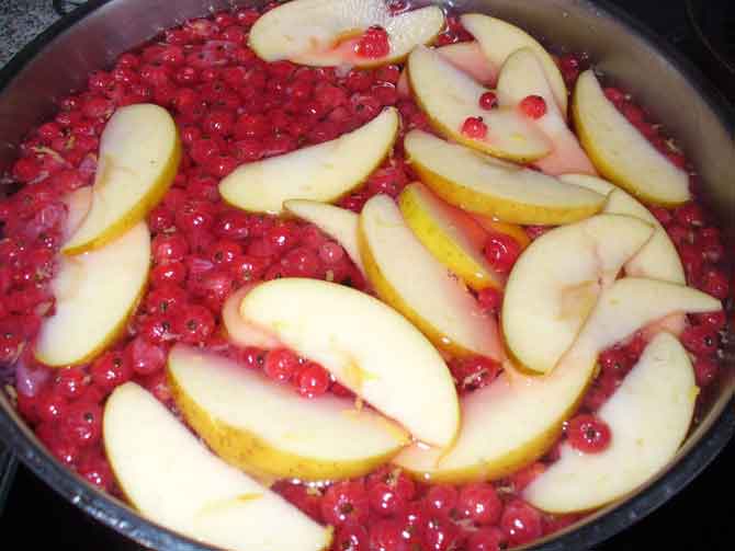 Компот из красной смородины и яблок.