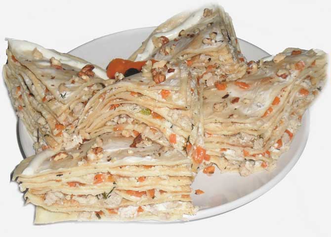 Блинный торт с овощами и мясным фаршем.