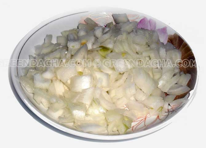 Нарезаем лук небольшими кубиками.