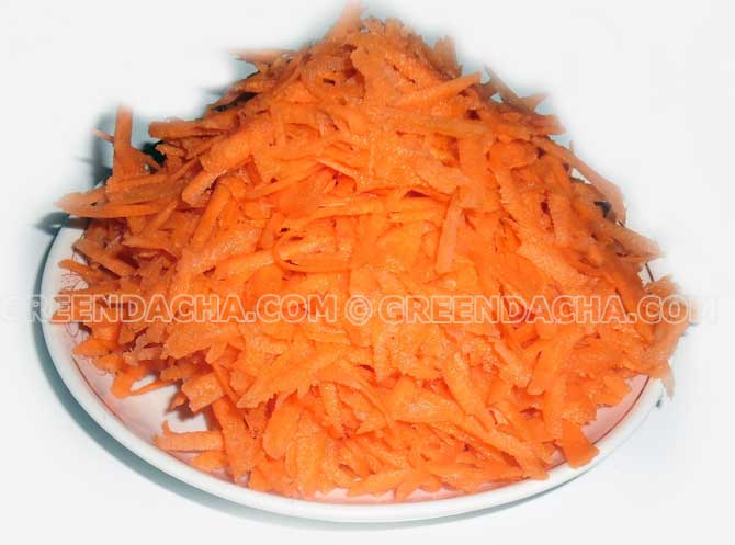 Морковь натираем на крупной терке.