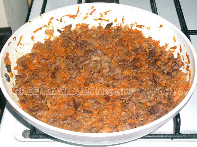 Выкладываем нарезанную говяжью печень.