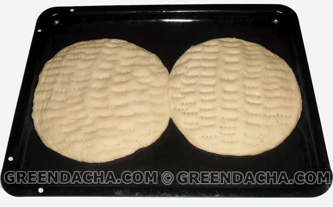 При помощи вилки на тесте делаем проколы.