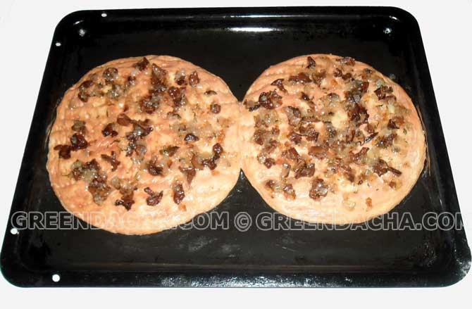 Грибы с репчатым луком выложить на тесто.