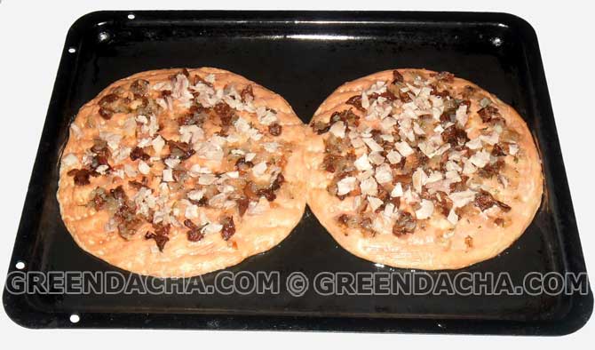 Отварное куриное филе нарезать и выложить на пиццу.