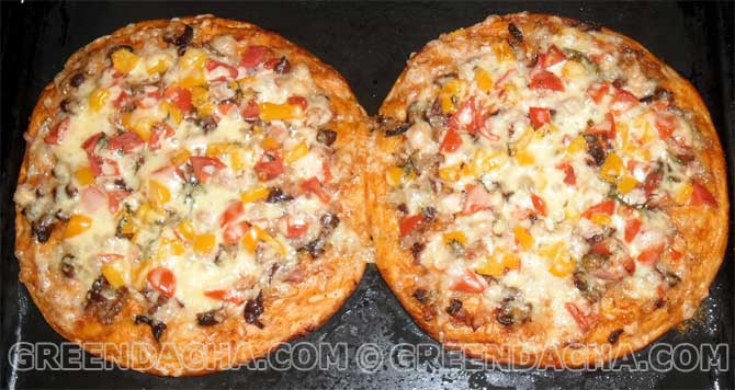 Выпекаем пиццу до готовности, примерно 10 – 20 минут.