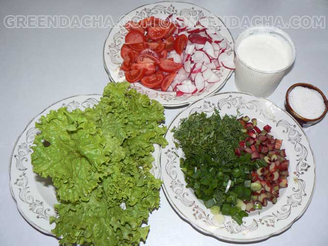 Режем ингредиенты салата.