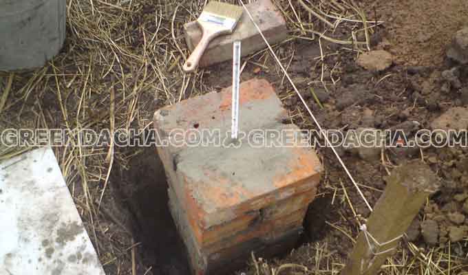 Выкладываем кирпичные столбики под фундамент.