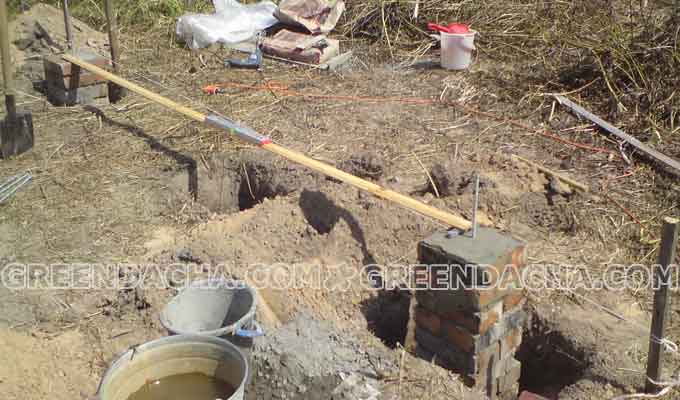 Проверяем горизонтальность фундамента по уровню.